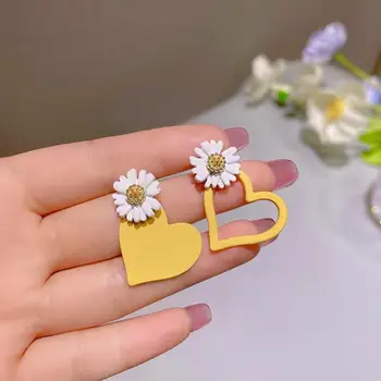 Kórejský Earings Módne Šperky Roztomilý Malý Daisy Sladké Žlté Lásky Asymetrický Náušnice Pre Ženy Stud Náušnice Veľkoobchod